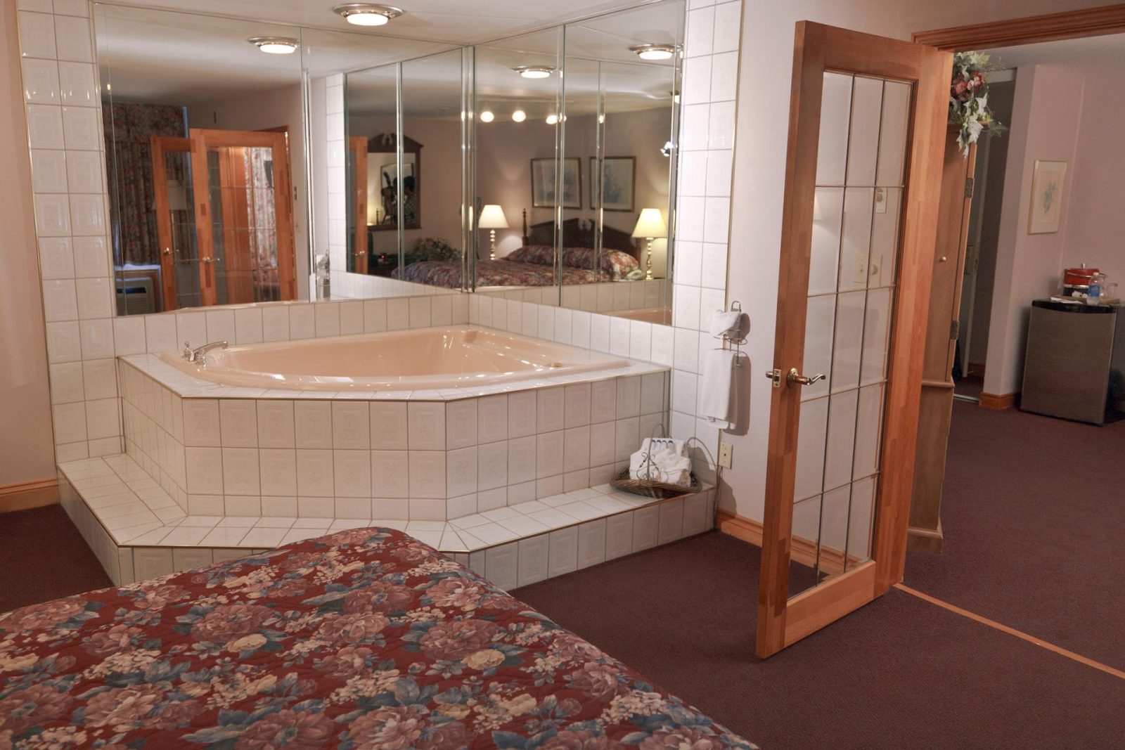 Jacuzzi Suite - Mcintosh Country Inn & Conference Centre.